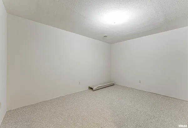 $325,000 | 1301 1411 Avenue, Lincoln, IL 62656