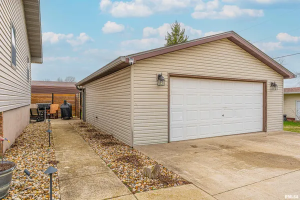 $325,000 | 1301 1411 Avenue, Lincoln, IL 62656