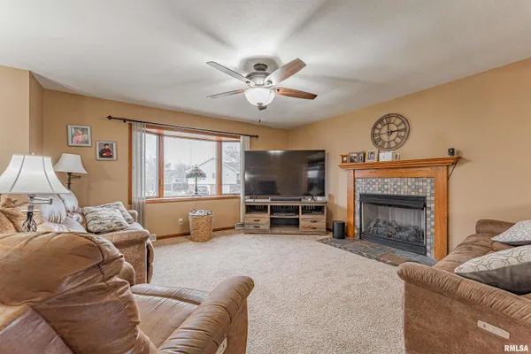 $325,000 | 1301 1411 Avenue, Lincoln, IL 62656