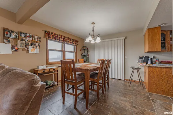 $325,000 | 1301 1411 Avenue, Lincoln, IL 62656