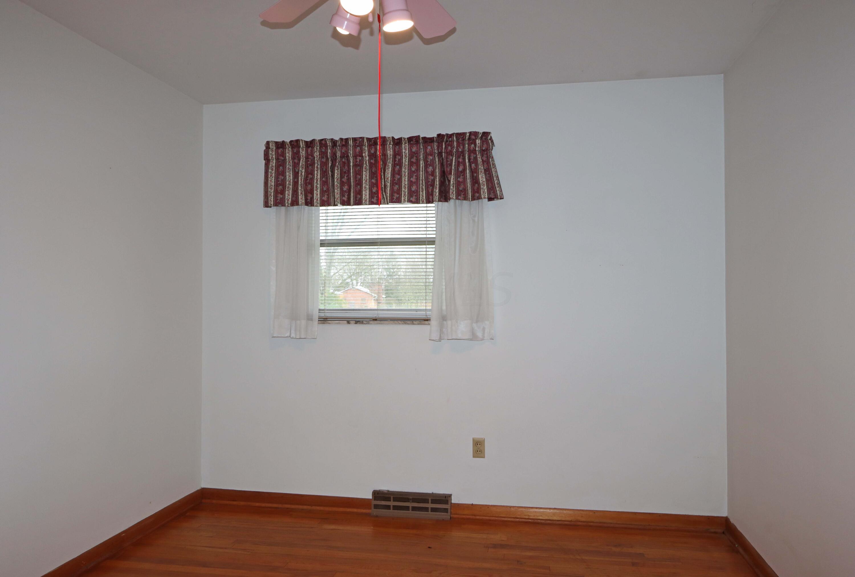 3761 Snouffer Road Columbus, OH 43235 - Photo 26 of 39 Ceiling fan/light