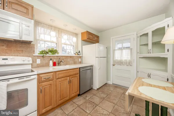 $385,000 | 8 Pilgrim Lane, Drexel Hill, PA 19026