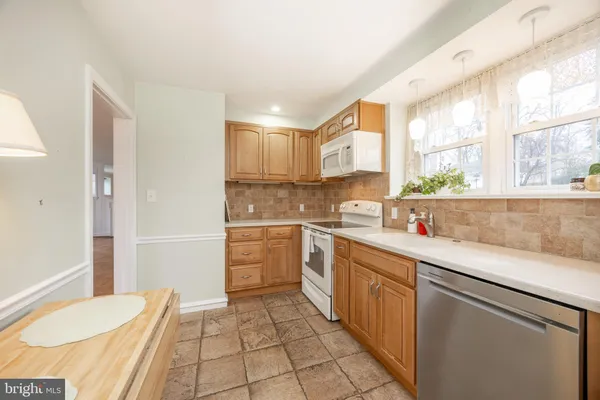 $385,000 | 8 Pilgrim Lane, Drexel Hill, PA 19026