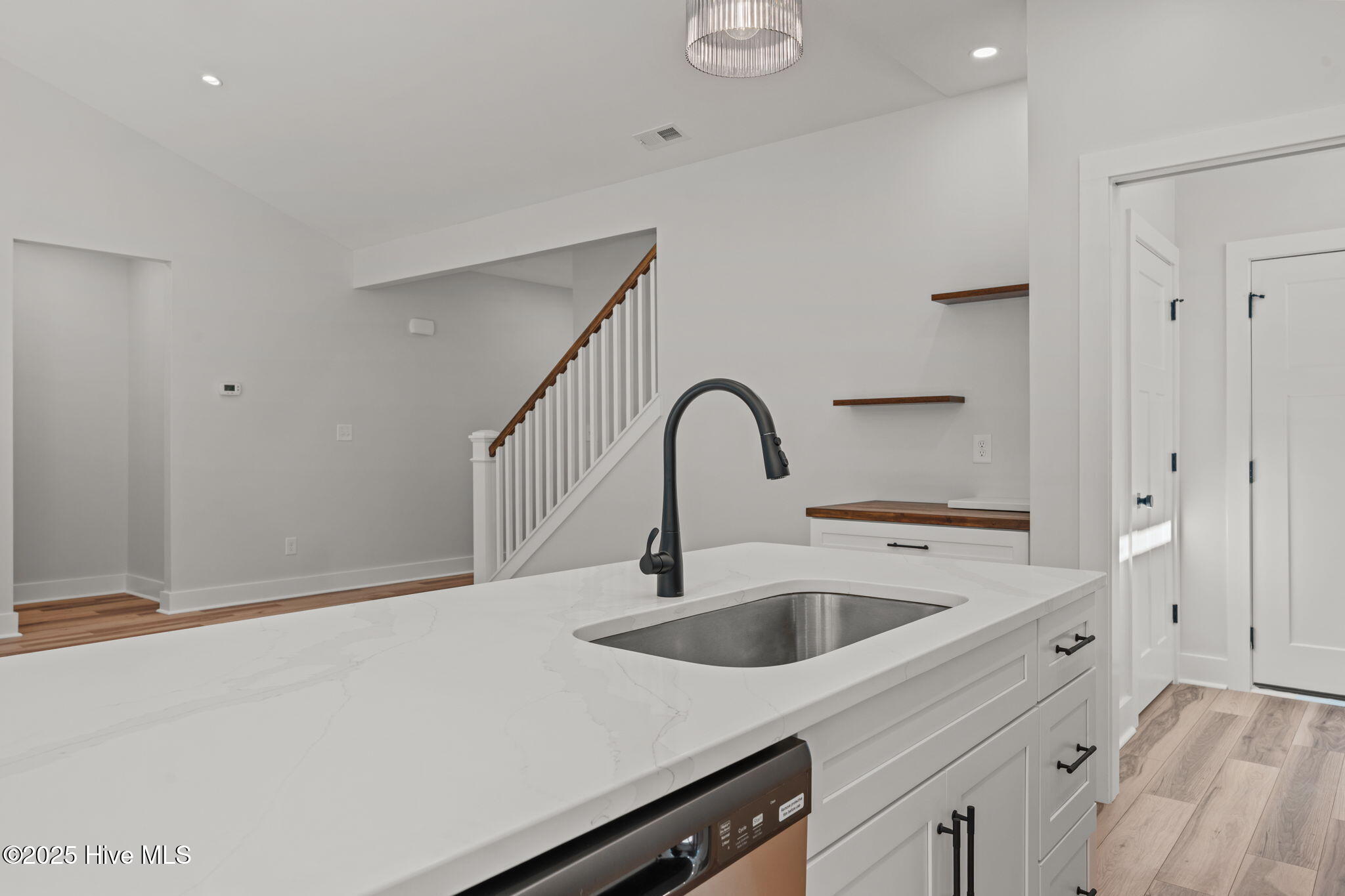 412 Satterfield Drive New Bern, NC 28560 - Photo 12 of 40 28-web-or-mls-DSC_4183