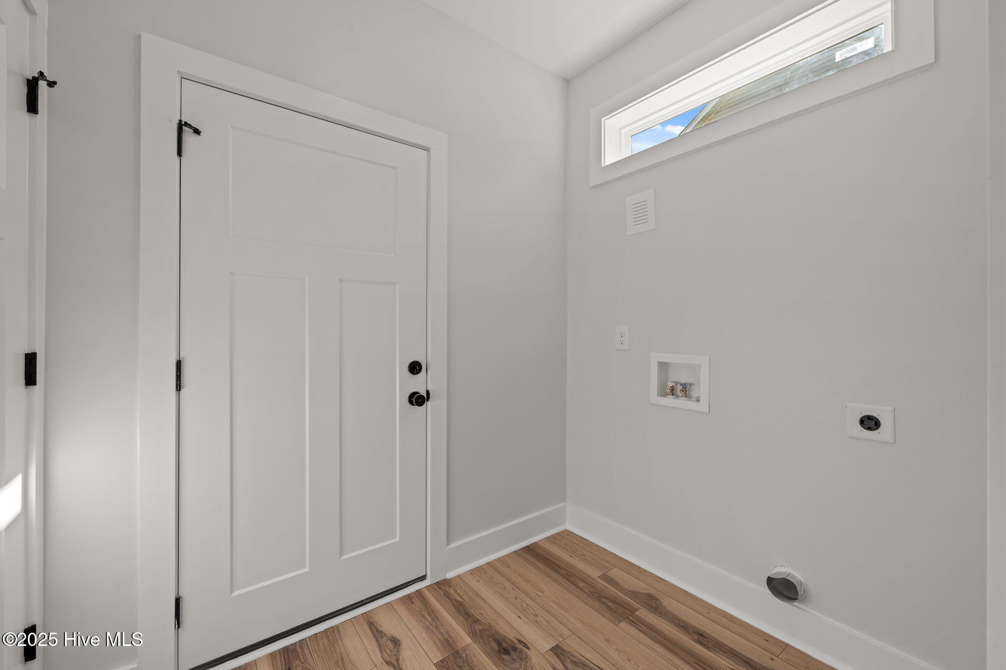 412 Satterfield Drive New Bern, NC 28560 - Photo 17 of 40 mud/laundry room