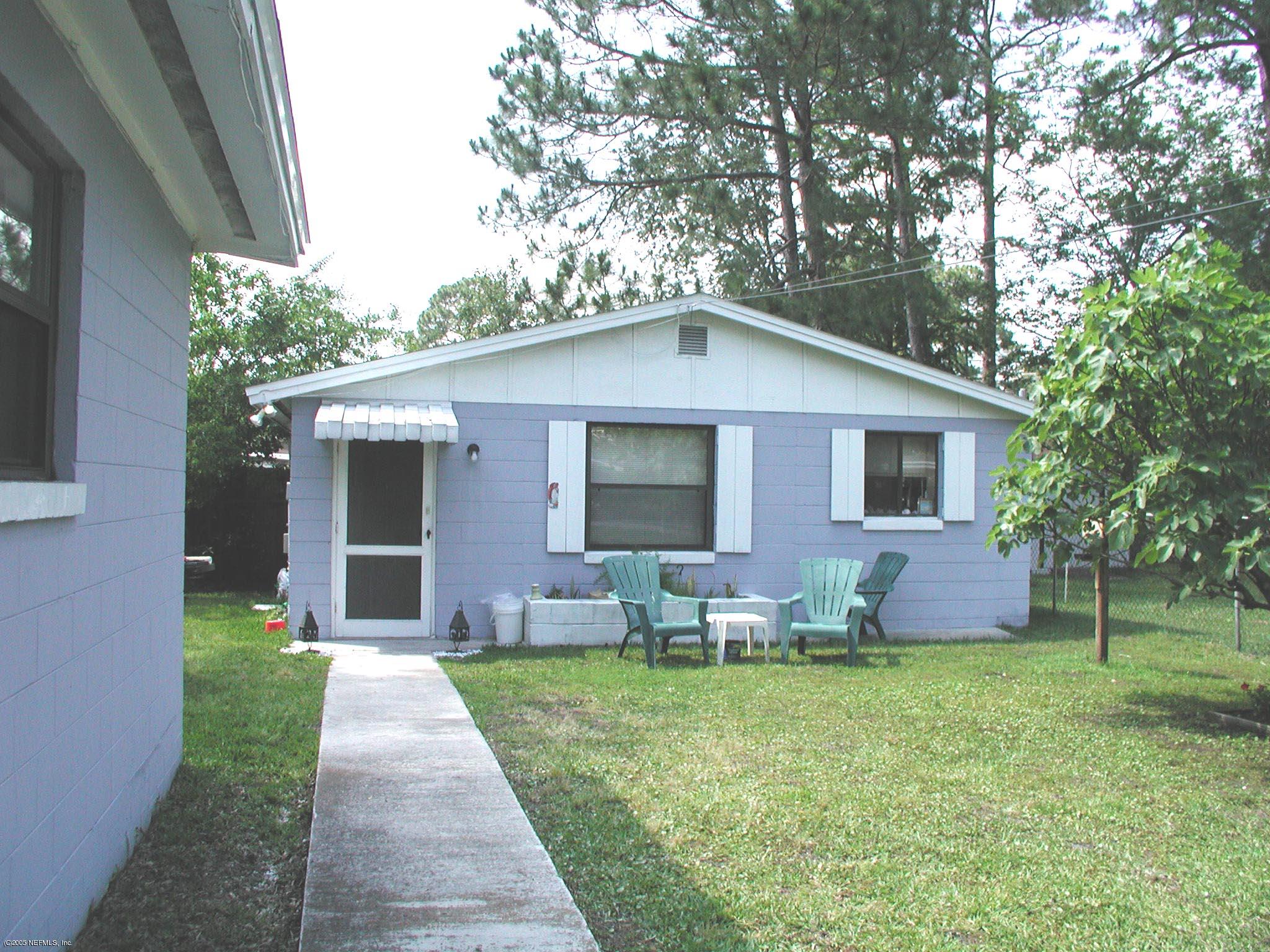 4450 Vinton Road Jacksonville, FL 32207 - Photo 4 of 5 a front view of house with yard and green space