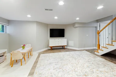 a view of a livingroom with furniture