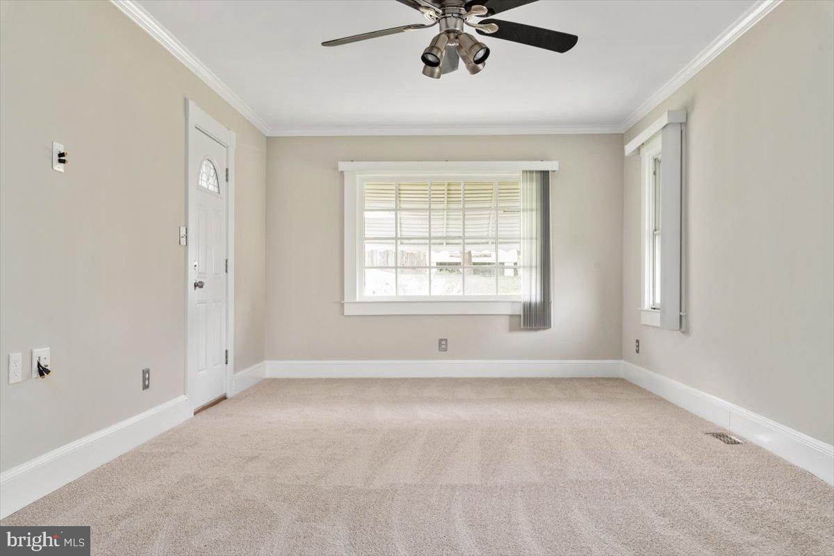 122 West Hilltop Road Baltimore, MD 21225 - Photo 16 of 32 Main entrance into Living Room