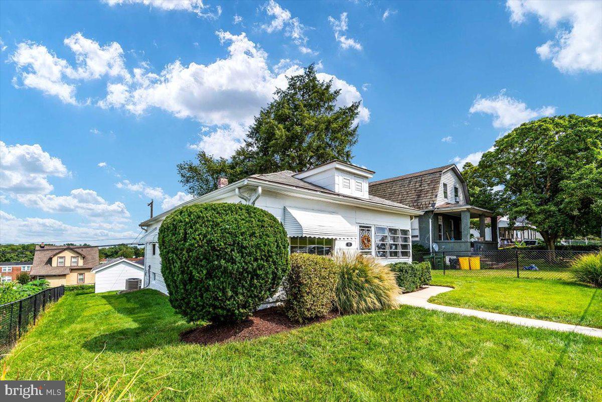 122 West Hilltop Road Baltimore, MD 21225 - Photo 3 of 32