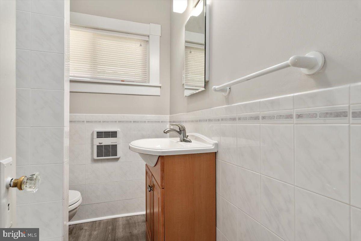 122 West Hilltop Road Baltimore, MD 21225 - Photo 24 of 32 Main floor full bathroom with shower/tub.