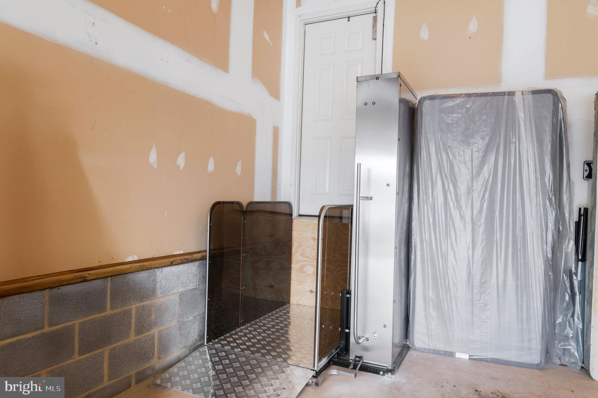 405 Harrison Circle Locust Grove, VA 22508 - Photo 30 of 33 a view of a hallway with shower