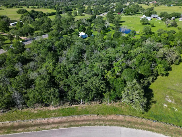 a view of a yard and basketball court