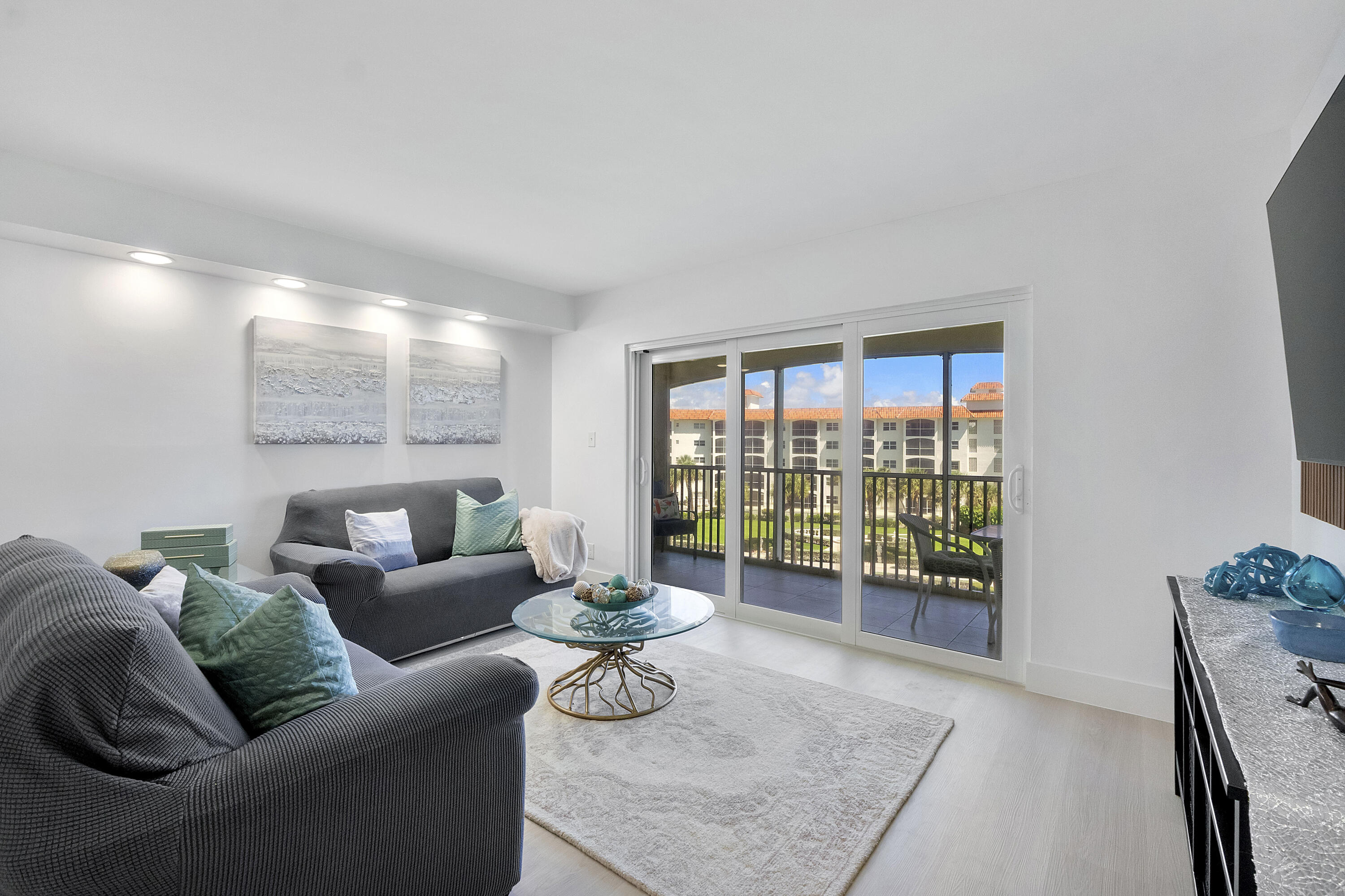 2871 North Ocean Boulevard, Unit D406 Boca Raton, FL 33431 - Photo 25 of 64 2871 N Ocean Blvd u406_045