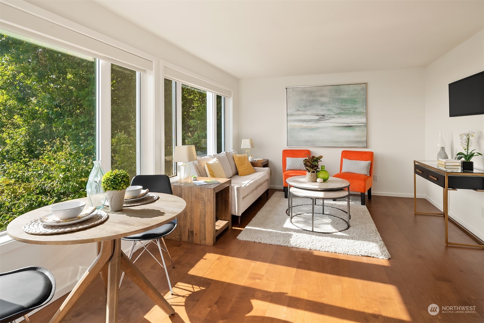 334 Lakeside Avenue South, Unit 401 Seattle, WA 98144 - Photo 7 of 24 a living room with furniture and a potted plant