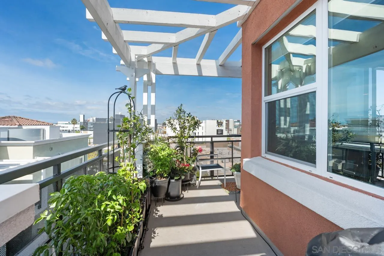 3650 Fifth Avenue, Unit 614 San Diego, CA 92103 - Photo 31 of 62 a lobby with furniture and potted plants