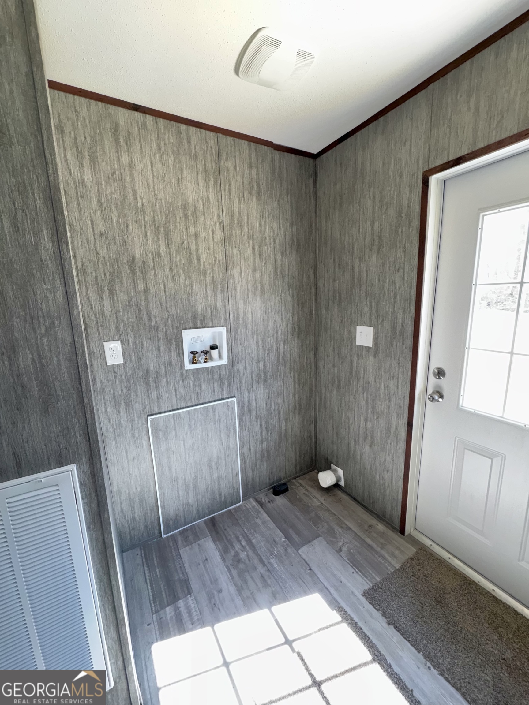 420 Mosley Bridge Road Claxton, GA 30417 - Photo 21 of 23 a view of a hallway