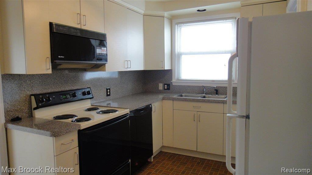 828 Cambridge Road Berkley, MI 48072 - Photo 5 of 15 Updated Kitchen