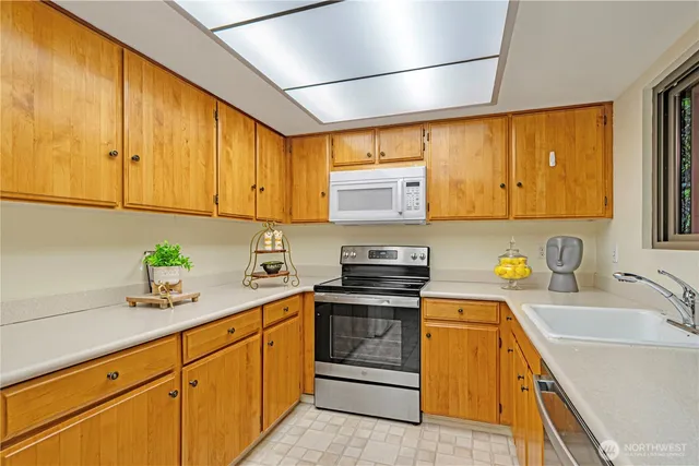 $1,598,000 | 502 130th Avenue Northeast, Bellevue, WA 98005