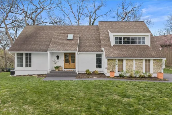 $595,000 | 225 Northwest Hickory Street, Lee's Summit, MO 64064