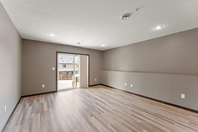 $2,050 | 344 Stonewood Place, Burnsville, MN 55306