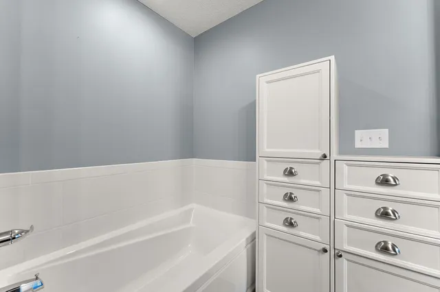 $2,050 | 344 Stonewood Place, Burnsville, MN 55306