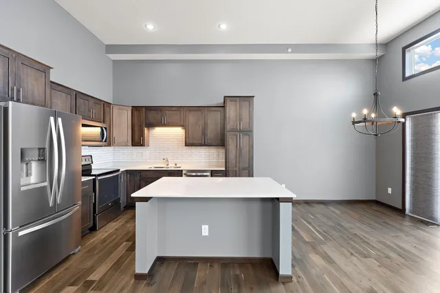 $2,050 | 344 Stonewood Place, Burnsville, MN 55306