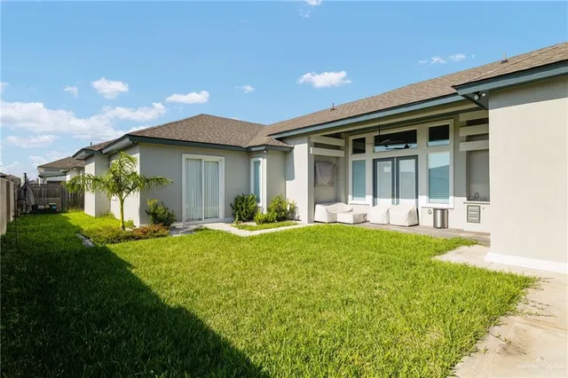 a view of a house with yard and porch