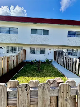 $2,100 | 1481 Northeast 150th Street, Unit 102, Miami, FL 33161