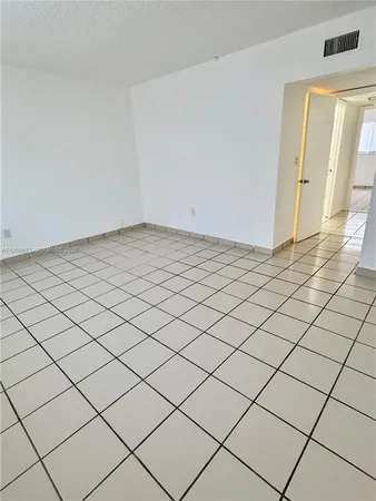 $2,100 | 1481 Northeast 150th Street, Unit 102, Miami, FL 33161