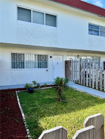 $2,100 | 1481 Northeast 150th Street, Unit 102, Miami, FL 33161