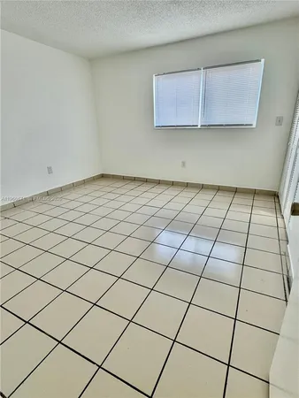 $2,100 | 1481 Northeast 150th Street, Unit 102, Miami, FL 33161