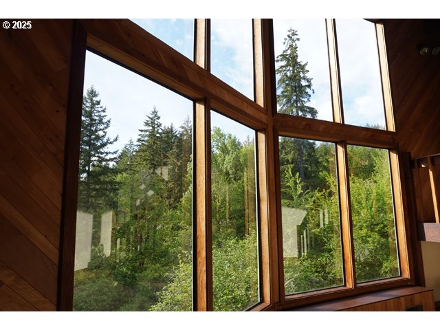 83247 Territorial Highway Eugene, OR 97405 - Photo 9 of 45 Living Room/Entrance