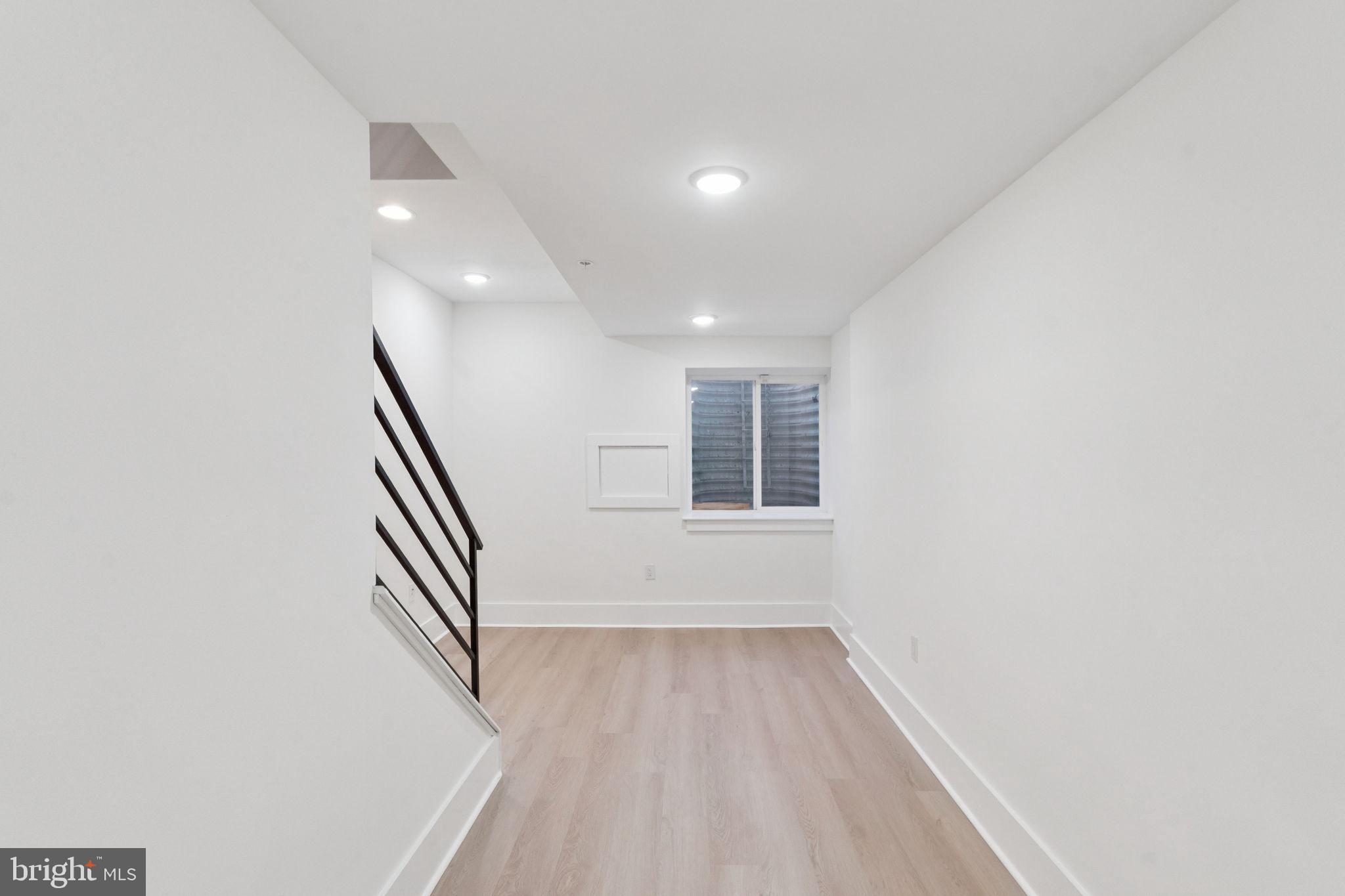1825 Gerritt Street Philadelphia, PA 19146 - Photo 31 of 34 an entryway in a hall with a window