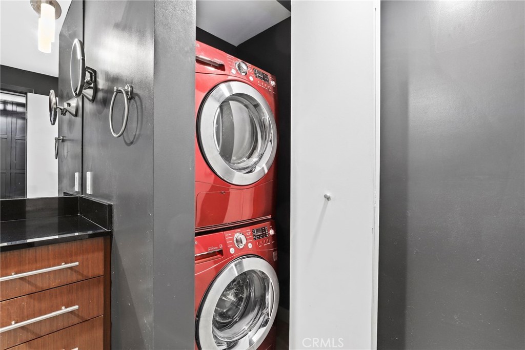 530 South Hewitt Street, Unit 154 Los Angeles, CA 90013 - Photo 15 of 32 a utility room with dryer and washer