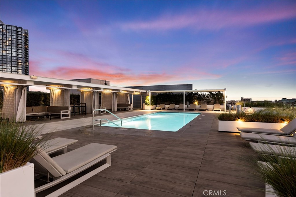 530 South Hewitt Street, Unit 154 Los Angeles, CA 90013 - Photo 25 of 32 a view of a patio with swimming pool and a yard