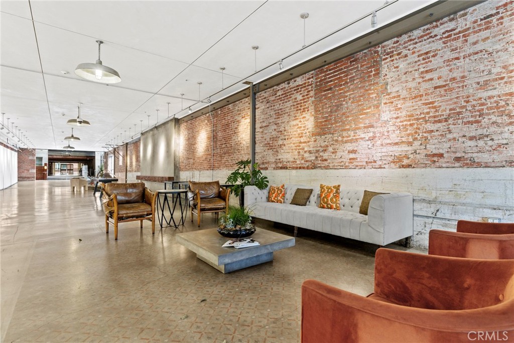 530 South Hewitt Street, Unit 154 Los Angeles, CA 90013 - Photo 26 of 32 a living room with furniture and a large window