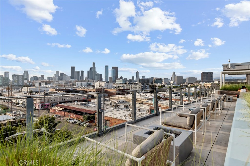 530 South Hewitt Street, Unit 154 Los Angeles, CA 90013 - Photo 30 of 32 a view of a city