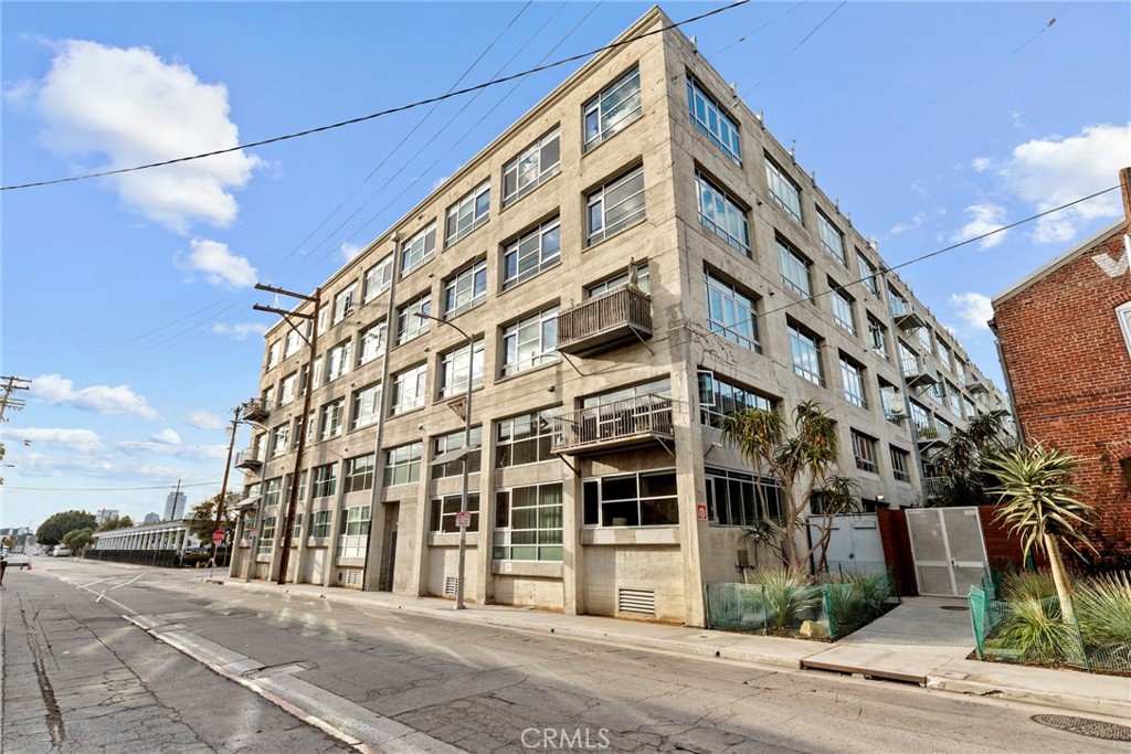 530 South Hewitt Street, Unit 154 Los Angeles, CA 90013 - Photo 31 of 32 front view of a building