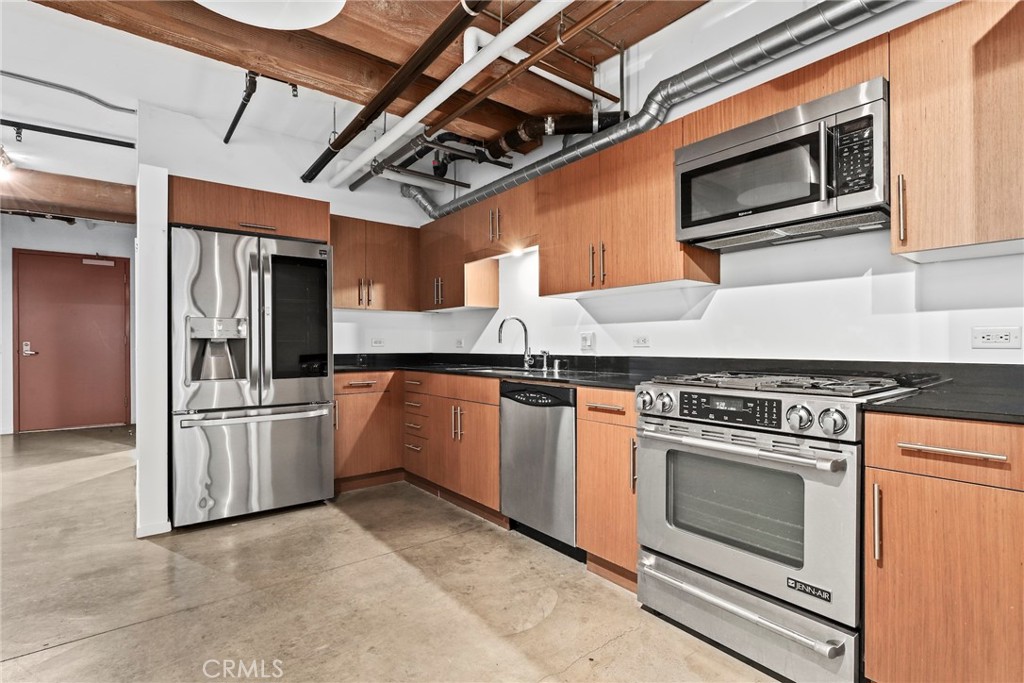 530 South Hewitt Street, Unit 154 Los Angeles, CA 90013 - Photo 5 of 32 a kitchen with a stove top oven and refrigerator