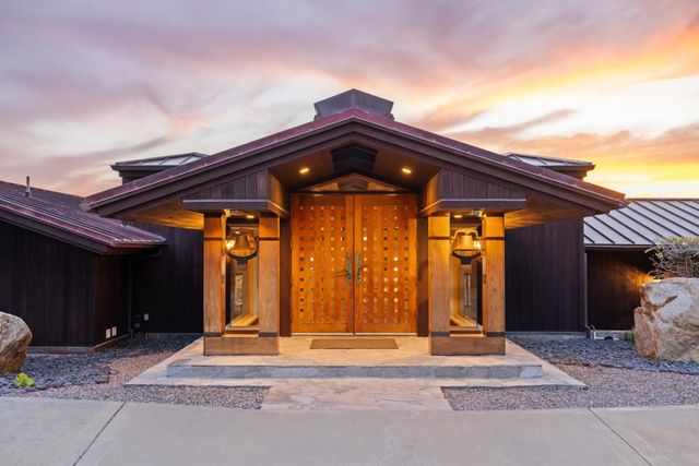 a view of entryway with a backyard