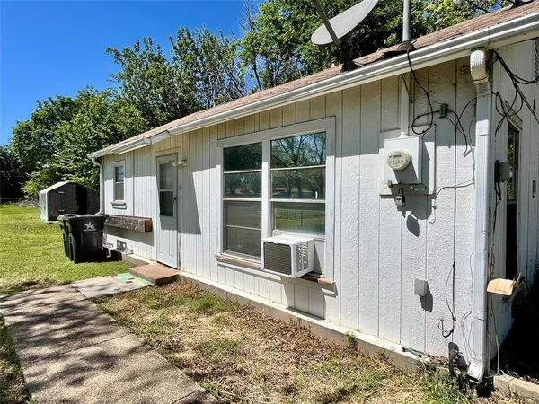a view of a house with backyard