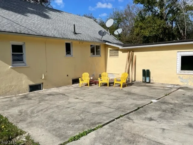 a view of back yard of the house