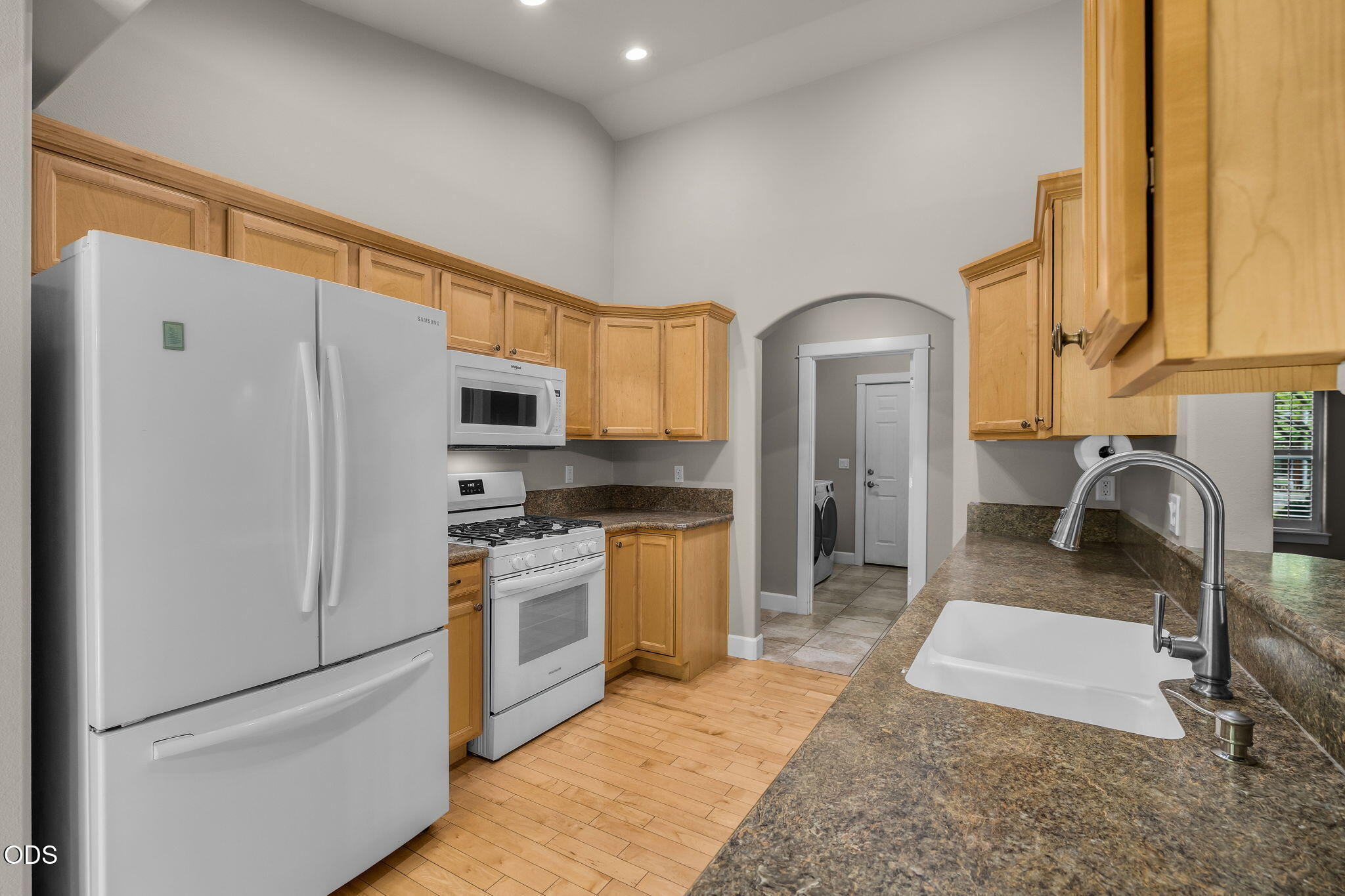 2041 Southwest Obsidian Avenue Redmond, OR 97756 - Photo 13 of 49