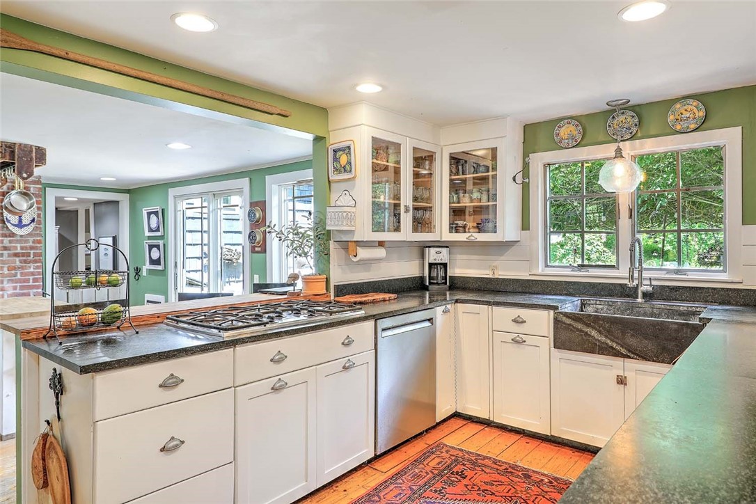 44 Washington Road Barrington, RI 02806 - Photo 12 of 49