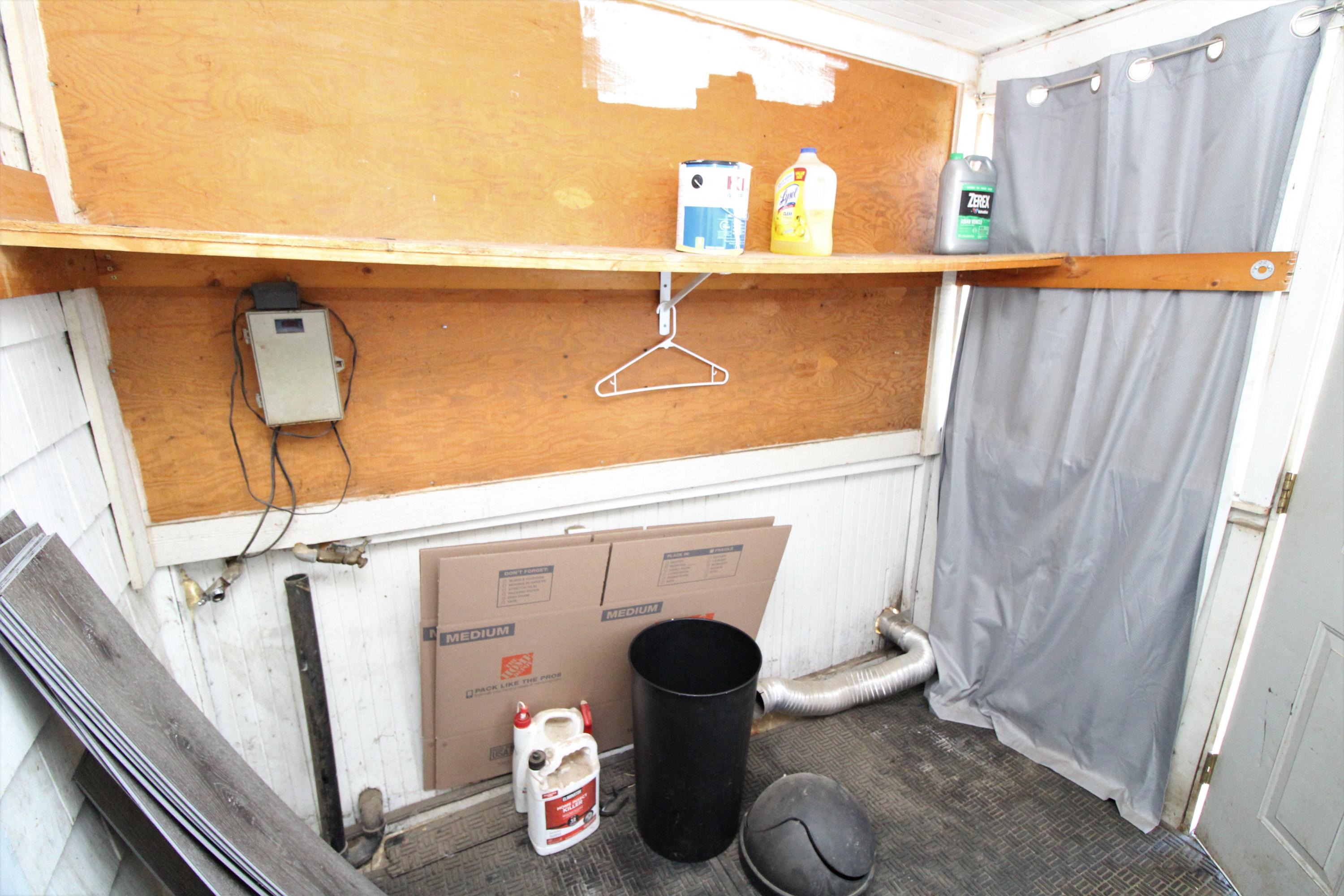 511 Southeast Riverside Avenue Grants Pass, OR 97526 - Photo 17 of 19 Laundry room