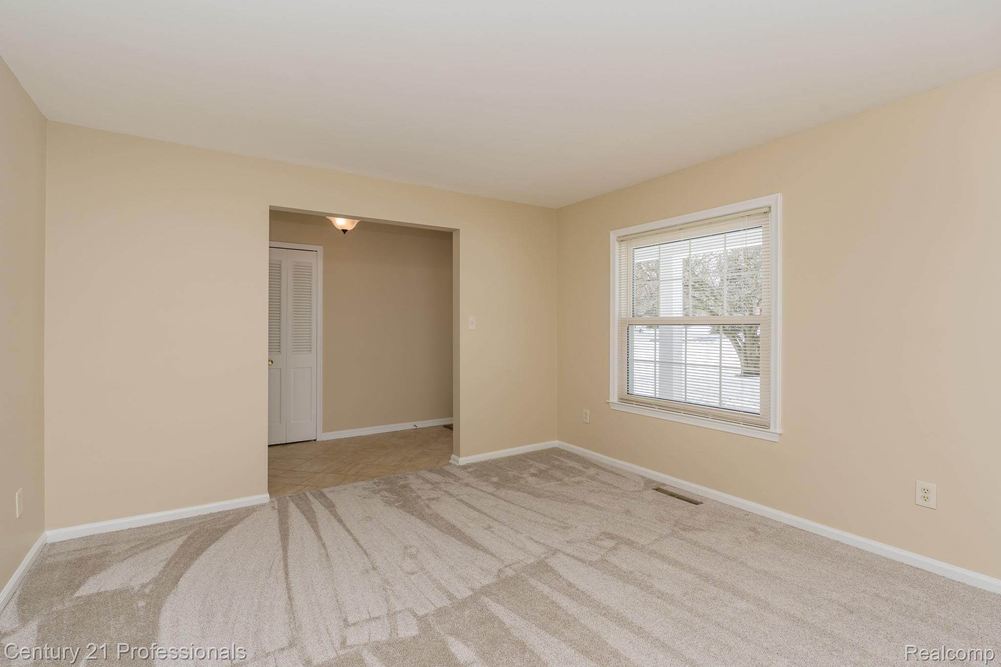 1655 Kingsmere Circle Rochester, MI 48309 - Photo 19 of 34 Living room w/ view into foyer