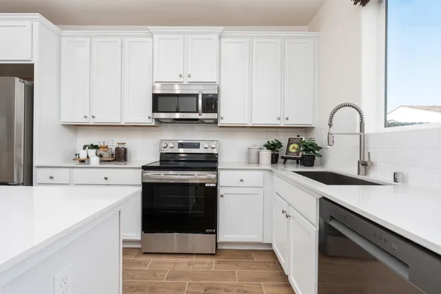 $362,990 | 6588 East Cresthaven Drive, Fresno, CA 93727