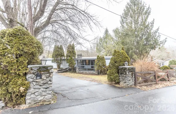 a view of backyard of the house