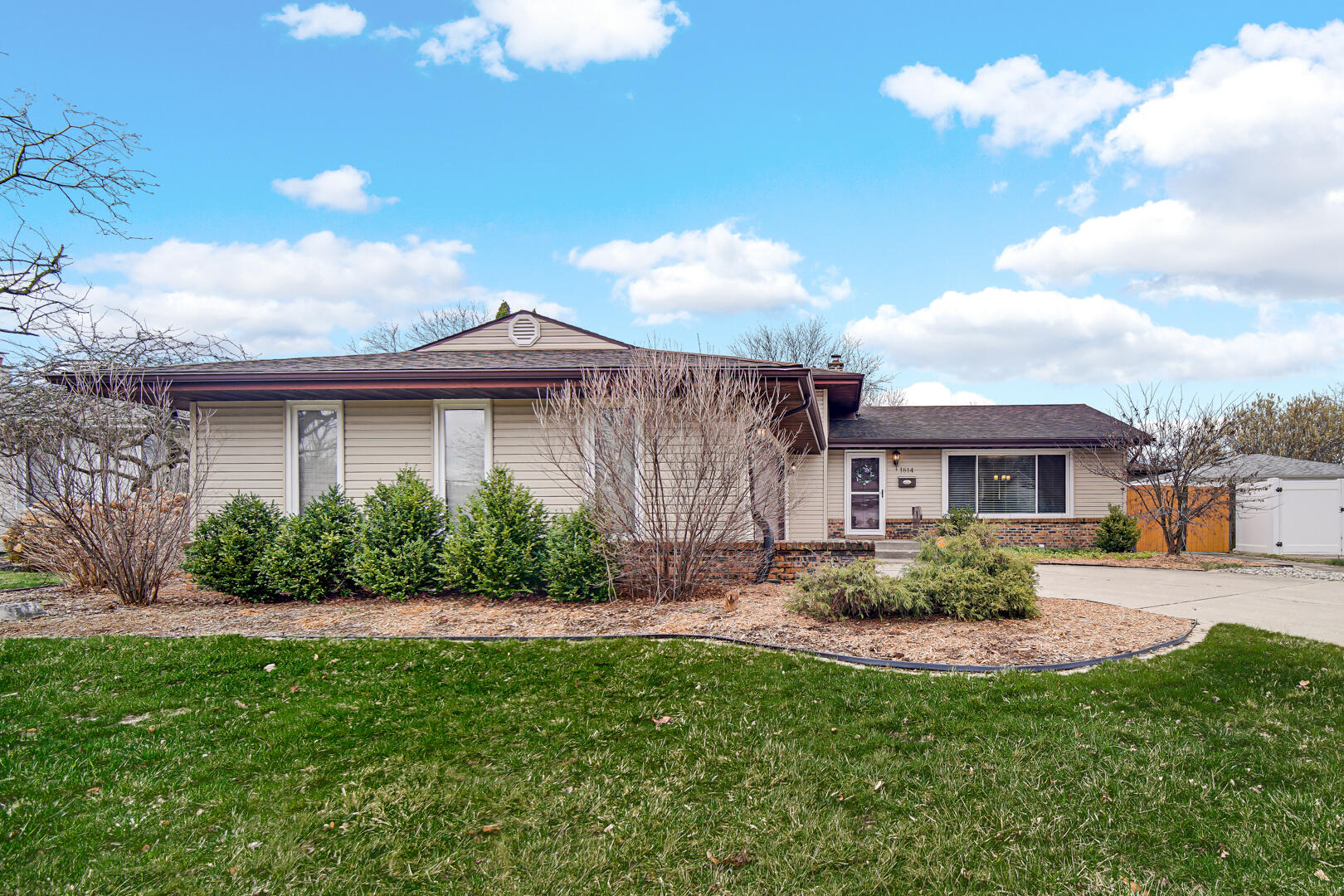 1814 Tulip Lane Munster, IN 46321 - Photo 3 of 24 1620x1080