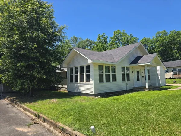 a view of a house with garden and yard